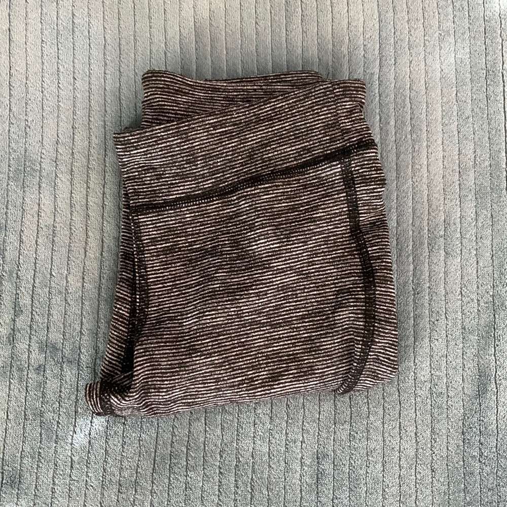 🐘Old Navy Gray stripe patterned Go-Dry Leggings for girls/women🐘
